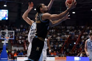 Vittoria fondamentale per Napoli, Cantù viene meno dopo la sosta