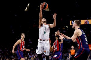 Baskonia più ritmo e più intensità: Milano alza bandiera bianca nel terzo quarto