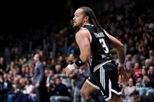 La Virtus Bologna sale di livello nel secondo tempo e si riprende la vetta contro Brescia