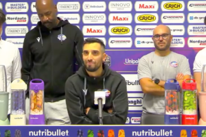 Lo staff alle sue spalle, la commozione e l’applauso: la conferenza stampa di Alex Latini