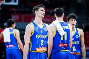 Van Tubbergen infermabile, il Peristeri domina la Dinamo Sassari