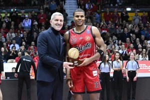 Michael Arcieri consegna il premio di MVP del mese di novembre a Jahmi’us Ramsey