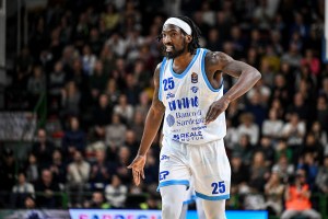 Sassari fa il colpo dopo l’overtime contro una Brescia rimaneggiata