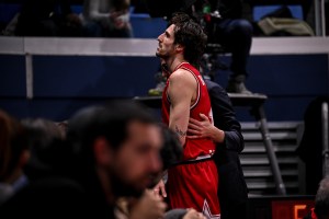 Olimpia Milano, brivido Bolmaro: iperestensione al gomito destro, Poeta teme un cambio d’assetto