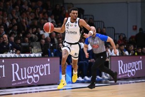 Vanoli generosa, la Virtus gestisce e passa a Cremona