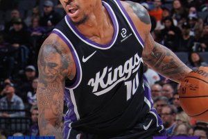 DeRozan scrive la storia, Sacramento continua a correre. Knicks ko