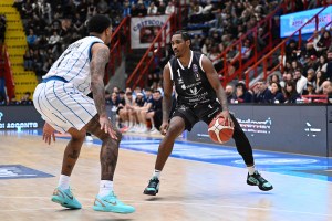 Il Derthona Basket rischia nel finale ma cala il blitz a Napoli