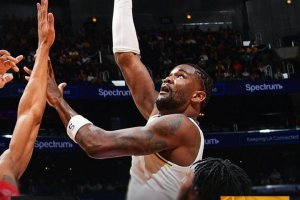 Luka e LeBron rimettono in marcia i Lakers, Ayton perfetto al tiro