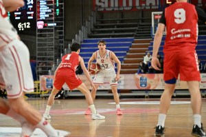 Olimpia Milano accelera nel finale: Varese travolta e agganciata nel Girone A