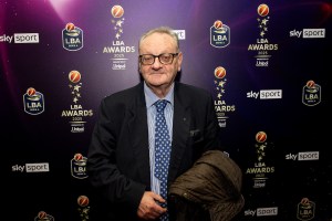 La Pallacanestro Cantù vince, paura per il presidente Roberto Allievi. Il racconto
