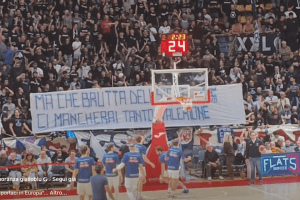 “Ma che brutta delusione. Ci mancherai Valerione”. Lo striscione della Fossa dei Leoni