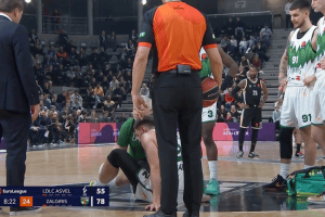 Zalgiris Kaunas’ Edgaras Ulanovas sufferend a leg injury