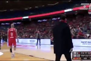Hapoel Tel Aviv, Ofer Yannay entra in campo e affronta gli arbitri: “Non voglio infortuni”