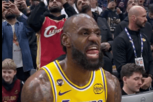 Immortale LeBron James: prima la palla recuperata, poi la tripla per forzare il supplementare