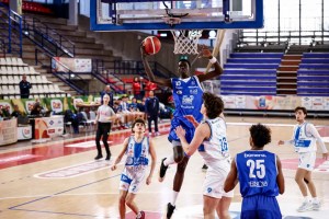 Brescia prende il volo e stacca Torino: Sassari travolta 96-58