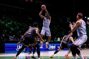 L’Olimpia Milano batte Trieste e va in semifinale: infortunio per Diop nel finale