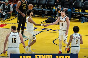 Podziemski chiude i conti al Chase: Warriors in emergenza, ma colpo su Denver