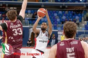 Milano trema nel finale ma batte Livorno 73-66 per la quinta vittoria consecutiva