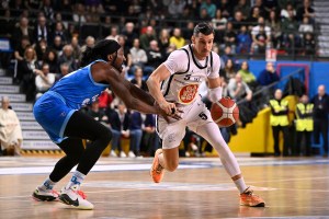 E’ il tempo di Mirza Alibegovic. Udine batte la Dinamo Sassari e sogna