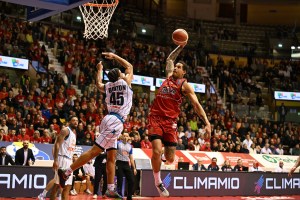 Pioggia di triple da una parte, difesa non pervenuta dall’altra: Trieste schianta Napoli 110-84