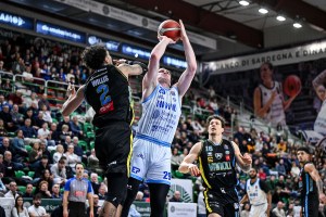 Dopo tre ko la Dinamo Sassari torna alla vittoria. Con Cremona si “rivede” anche Pullen