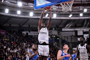 Bologna vince con autorità lo scontro diretto a Brescia e si riprende il primo posto