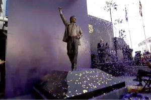 I Los Angeles Lakers svelano la statua di Pat Riley: un bronzo in completo Armani