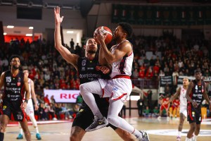 La Reggiana domina a Masnago, Varese è piccola piccola: due punti salvezza per Priftis