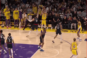I Lakers vincono il derby di Los Angeles con 67 punti del duo Doncic-Reaves