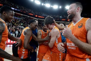 Impresa taronja! Due liberi di De Larrea mandano in delirio la Roig Arena. Olympiacos KO
