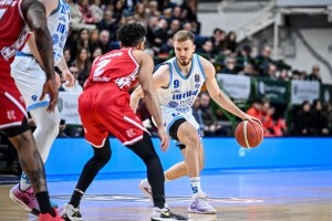 L’UnaHotels Reggio Emilia sbanca Sassari in rimonta: Dinamo ko