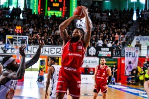 Olimpia Milano, infortunio per Devin Booker: stop per un problema al ginocchio