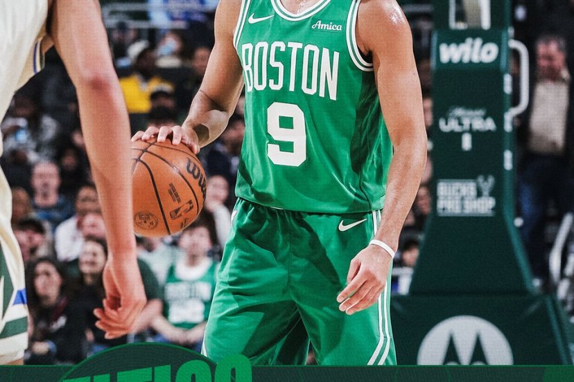 I Boston Celtics battono i Milwaukee Bucks 108-81: Payton Pritchard 25 e Hugo González con career-high da 18 punti e 16 rimbalzi guidano l’attacco, mentre Giannis Antetokounmpo chiude a 19 punti e 11 rimbalzi in 25 minuti al rientro dallo strain al polpaccio destro. Per Boston anche Derrick White 18, con White e Pritchard a 9 assist ciascuno. Boston gira la partita con un parziale devastante: 24-5 tra fine primo quarto e inizio secondo, dal 14-15 al 38-20, poi resta sempre in controllo. I Celtics vanno al riposo sul 57-43 dopo essere stati anche +22; Milwaukee accorcia a -9 a inizio ripresa, ma Boston risponde con 15 punti consecutivi e chiude la pratica. I Celtics erano senza Jaylen Brown (malattia) e hanno tenuto a riposo Neemias Queta dopo il career-high contro Philadelphia; González parte titolare per la terza volta e va ben oltre le sue medie stagionali. Per Milwaukee è la terza sconfitta di fila, tutte con almeno 23 punti di scarto, in una serata in cui Nikola Vucevic debutta in quintetto con 10 punti, 7 assist e 5 rimbalzi dopo l’arrivo da Chicago.