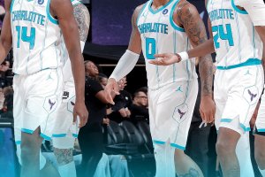 LaMelo accende Charlotte, blitz in California