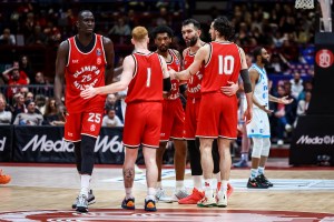 L’Olimpia celebra la sua storia superando al Forum la Dinamo Sassari