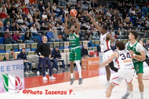 Jurkatamm gela Milano sulla sirena, Avellino rimonta e batte l’Urania 101-100