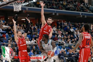 Capitan Ricci guida l’Olimpia nel derby, è festa all’Allianz Cloud con il successo 88-86 su Cantù