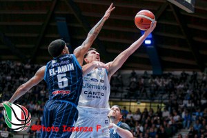 Cantù pesante vittoria nella corsa salvezza, Napoli domata 94-77