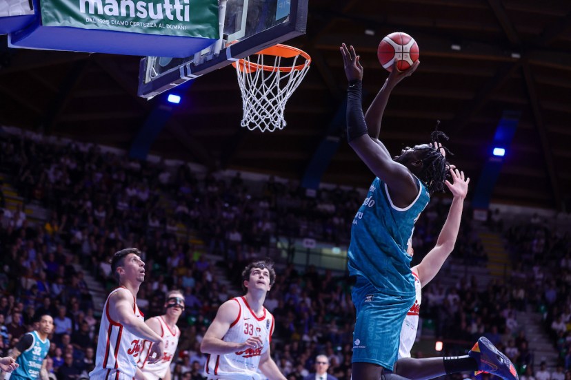 Cantù risponde subito al successo di Treviso a Sassari dominando la Pallacanestro Trieste. 97-76 il finale, match condotto sin dal +11 del primo quarto. Per i giuliani è il quarto ko nelle ultime cinque gare. La crisi è evidente. Per i padroni di casa 20 di Green e 18 di Ballo. A Trieste non bastano i 22 di Bannan con 7 rimbalzi.