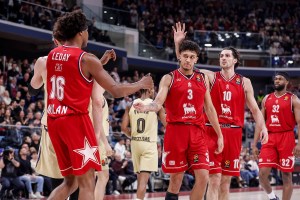Milano si ‘accontenta’ di giocare tre quarti. Brilla, rischia grosso ma batte il Barcellona 87-84