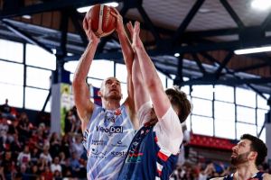 Venucci a 4″ consegna la coppa Italia LNP di B alla Pielle Livorno