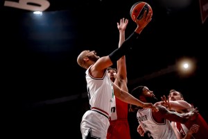 L’Olympiacos chiude in vetta: sconfitta l’Olimpia Milano e primo posto blindato