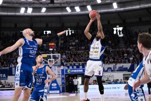 Treviso vede la salvezza! Brescia rimontata dal -19 al PalaLeonessa, Sassari ora è spalle al muro