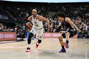 L’Olimpia Milano regala un tempo e non riesce nella clamorosa rimonta: trionfa Paris Basketball