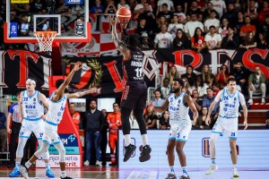 Iroegbu fa piangere la Dinamo, decisivo un fallo sanzionato a Ceron. Varese sogna i playoff