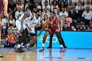 La Reyer risponde a Milano e resta terza. Disastro Dinamo, è ultima: Sassari fischia