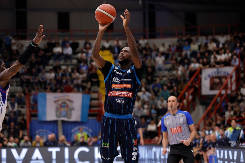 Milton Doyle prova a caricarsi e a caricare l’ambiente in un momento importante della stagione del Napoli Basketball, rilanciato dall’arrivo in panchina di Jasmin Repesa