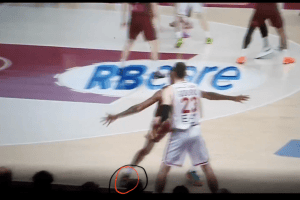 Episodio nel finale di Reyer Venezia-Olimpia Milano: Jordan Parks pesta la linea?