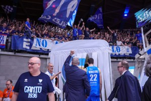 Pallacanestro Cantù, la gioia di Walter De Raffaele: le immagini