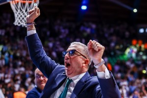 Is Walter De Raffaele leaving Cantù to sign with a team in Japan?